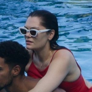 Exclusif - La chanteuse Jessie J et son compagnon Chanan Colman passent du bon temps dans une piscine à Rio de Janeiro, Brésil, le 7 septembre 2022. Jessie portait un maillot une pièce rouge. S’adressant à ses 11 millions d’abonnés sur Instagram, la chanteuse est revenue sur le traumatisme de la fausse couche qu’elle a connue fin novembre 2021. Backgrid USA / Bestimage