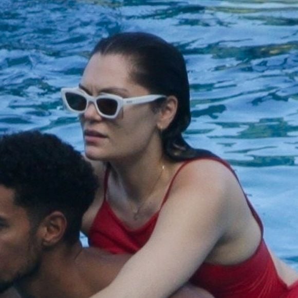 Exclusif - La chanteuse Jessie J et son compagnon Chanan Colman passent du bon temps dans une piscine à Rio de Janeiro, Brésil, le 7 septembre 2022. Jessie portait un maillot une pièce rouge. S’adressant à ses 11 millions d’abonnés sur Instagram, la chanteuse est revenue sur le traumatisme de la fausse couche qu’elle a connue fin novembre 2021. Backgrid USA / Bestimage