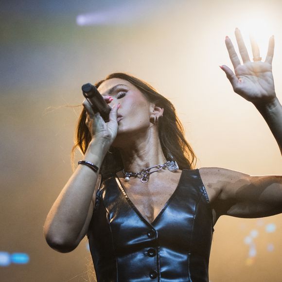 mais aussi une femme comme les autres, avec ses complexes.

Vitaa en concert lors de la 1ère édition du "Festival Europe 2" au Casino de Paris le 17 juin 2025. © Alexandre Fumeron/Bestimage