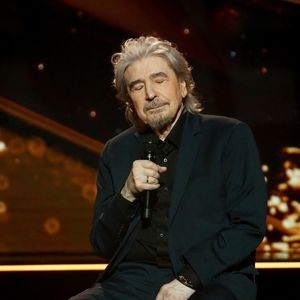 Serge Lama lors de l'enregistrement de l'émission "Serge Lama, le dernier rappel" présentée par F. Bollaert, diffusée le vendredi 21 novembre 2025 sur France 3 à 21h10, au théâtre Marigny à Paris, France, le 29 avril 2025. © Clovis-Moreau/Bestimage