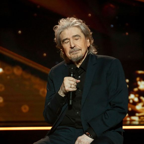 Serge Lama lors de l'enregistrement de l'émission "Serge Lama, le dernier rappel" présentée par F. Bollaert, diffusée le vendredi 21 novembre 2025 sur France 3 à 21h10, au théâtre Marigny à Paris, France, le 29 avril 2025. © Clovis-Moreau/Bestimage