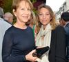 En effet, elle a mis "sa vie entre parenthèses", lit-on dans "Paris Match".

Nathalie Baye et sa fille Laura Smet - Générale de la pièce "Ça coule de source" écrite par L. M. Colla au théâtre de la Gaîté-Montparnasse à Paris, le 30 mai 2017. © Coadic Guirec/Bestimage