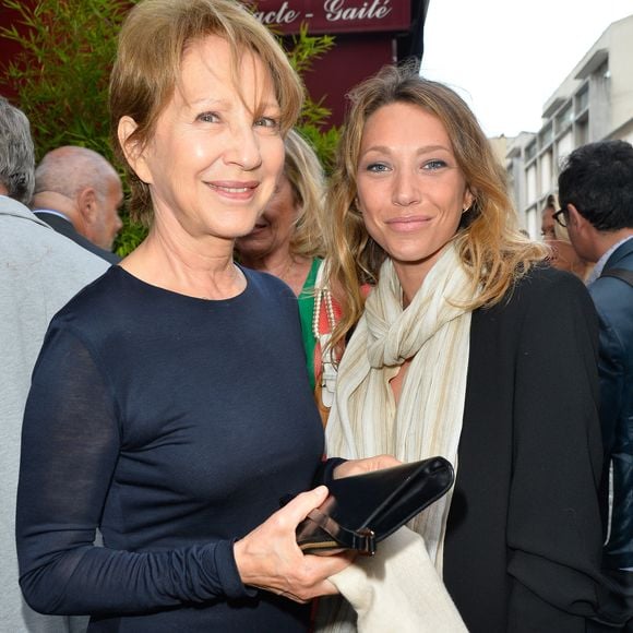 En effet, elle a mis "sa vie entre parenthèses", lit-on dans "Paris Match".

Nathalie Baye et sa fille Laura Smet - Générale de la pièce "Ça coule de source" écrite par L. M. Colla au théâtre de la Gaîté-Montparnasse à Paris, le 30 mai 2017. © Coadic Guirec/Bestimage
