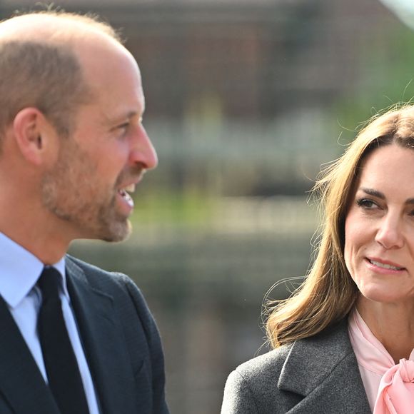 Son entourage affirme que les signes de reprise sont visibles mais encore fragiles.

Le prince William, prince de Galles, et Kate Middleton, princesse de Galles, visitent l'école maternelle et primaire de Farnborough Road. Photo par Eddie Mulholland/WPA-Pool / Julien Burton via Bestimage