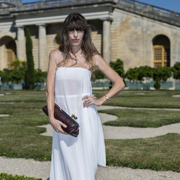 et dévoile une photo d'enfance de Charlotte et elle dans les bras de leur mère Jane Birkin.

Lou Doillon au photocall du défilé Jacquemus de la mode homme Printemps/Été 2026 dans le cadre de la Fashion Week de Paris dans les jardins de l’Orangerie à Versailles, France, le 29, 2025. © Olivier Borde/Bestimage