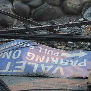 - Vues générales de la Pacific Coast Highway et de ce qui reste du restaurant Moonshadows après les incendies dans la région de Los Angeles



Pictured: Malibu PCH