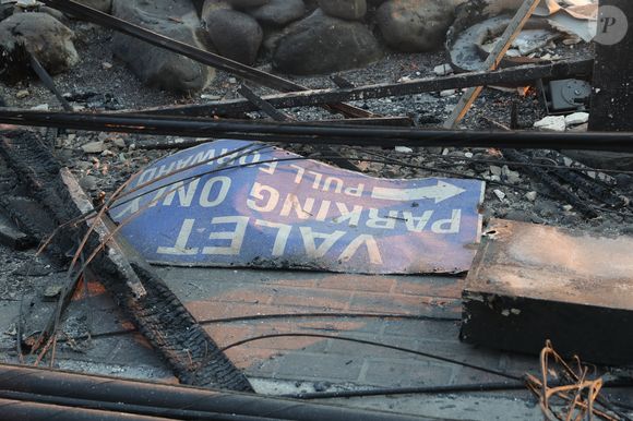 - Vues générales de la Pacific Coast Highway et de ce qui reste du restaurant Moonshadows après les incendies dans la région de Los Angeles



Pictured: Malibu PCH