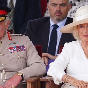 Le roi Charles et la reine Camilla assistent à la cérémonie du souvenir pour commémorer le 80e anniversaire du jour de la Victoire sur le Japon, au National Memorial Arboretum, Royaume-Uni, le 15 août 2025. 

Photo : Paul Edwards / Pool / Julien burton / Bestimage