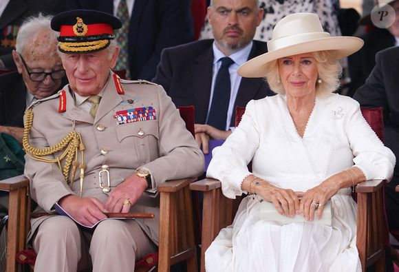 Le roi Charles et la reine Camilla assistent à la cérémonie du souvenir pour commémorer le 80e anniversaire du jour de la Victoire sur le Japon, au National Memorial Arboretum, Royaume-Uni, le 15 août 2025. 

Photo : Paul Edwards / Pool / Julien burton / Bestimage
