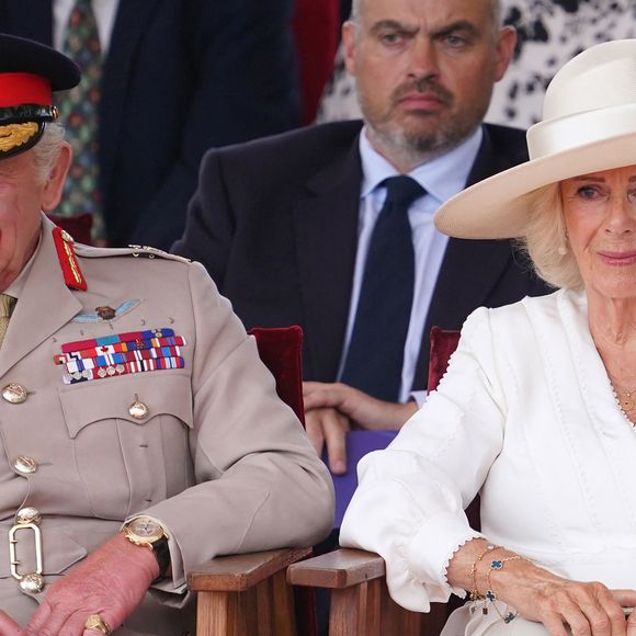 Le roi Charles et la reine Camilla assistent à la cérémonie du souvenir pour commémorer le 80e anniversaire du jour de la Victoire sur le Japon, au National Memorial Arboretum, Royaume-Uni, le 15 août 2025. 

Photo : Paul Edwards / Pool / Julien burton / Bestimage