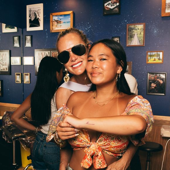 Exclusif - Jade et Joy, les filles de Laeticia Hallyday, sont allées se faire tatouer "Mamour" en hommage à l'histoire d'amour de leurs parents. Laeticia a toujours appelé Johnny "Mamour". Elles sont allées chez le tatoueur Julien de Karas Tatoo à Saint Barthélemy. Il a exceptionnellement accepté de tatouer Joy qui est mineure car il a été ému par sa volonté de se faire ce tatouage hautement symbolique
Saint Barthélemy, le 14 août 2025

© Sam Delpech / Bestimage