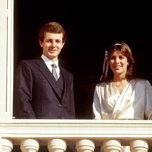 Autres originalités, ses manches légèrement bouffantes et sa longueur - elle montrait une partie de ses jambes. Un simple ruban a été utilisé comme bandeau dans ses cheveux lâchés.  

Mariage de Stefano Casiraghi et Caroline de Monaco en 1983.