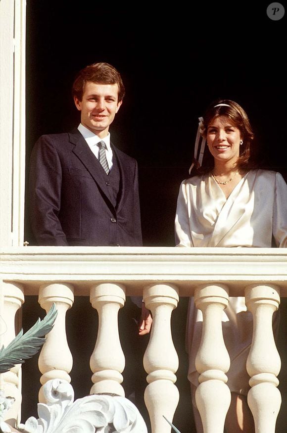 Autres originalités, ses manches légèrement bouffantes et sa longueur - elle montrait une partie de ses jambes. Un simple ruban a été utilisé comme bandeau dans ses cheveux lâchés.  

Mariage de Stefano Casiraghi et Caroline de Monaco en 1983.