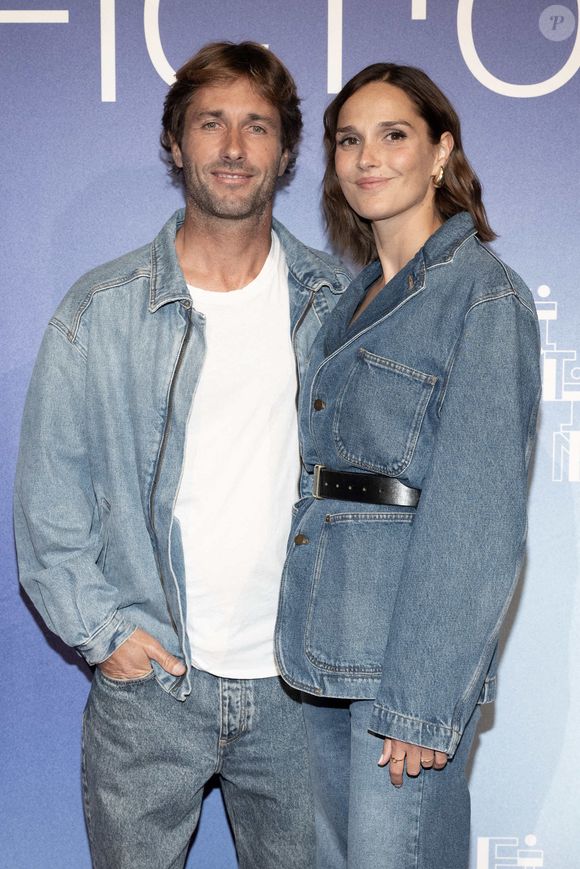 Camille Lou et son fiancé Romain Laulhe assistent au photocall de Cats Eyes lors du 26ème Festival de la Fiction de La Rochelle, le 12 septembre 2024 à La Rochelle, France. Photo by David NIVIERE/ABACAPRESS.COM