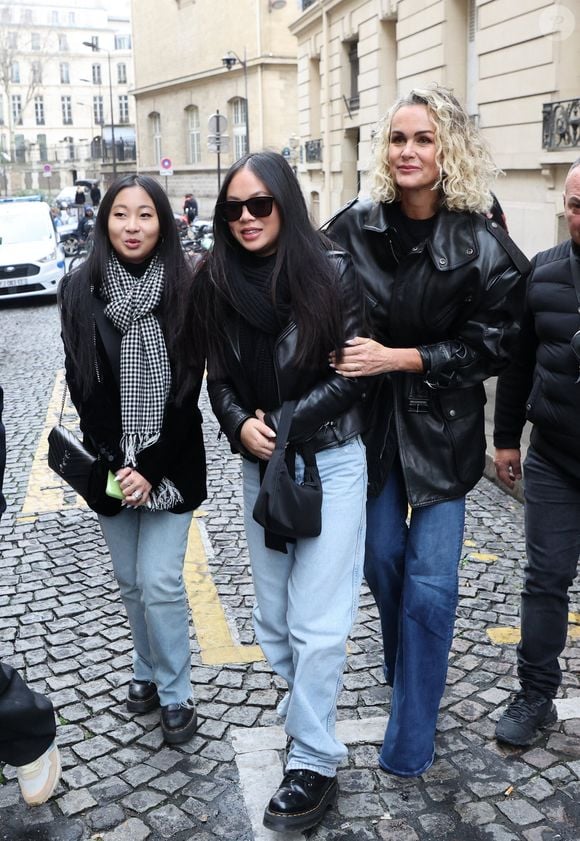 Jade, Joy et Laeticia Hallyday lors de l'inauguration d'une plaque commémorative en hommage à Johnny Hallyday devant l'immeuble où le chanteur français a grandi dans le 9ème arrondissement de Paris, France, le 22 décembre 2023.© Dominique Jacovides/Bestimage