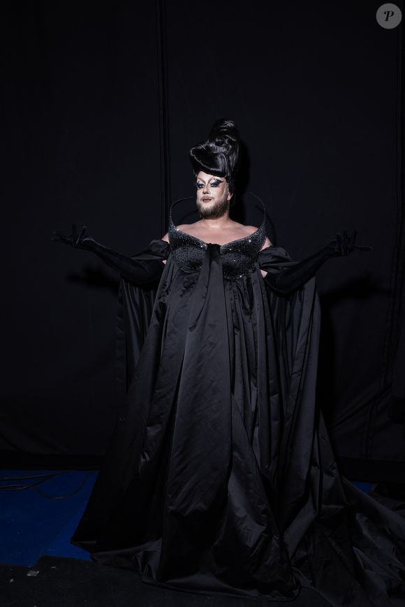 Exclusif - La Big Bertha en backstage lors de l'enregistrement de l'émission "La Boîte à secrets", présentée par Faustine Bollaert et diffusée le 17 octobre sur France 3, dans les studios du Lendit à Saint-Denis, France, le 23 septembre 2025. © Cyril Moreau/Bestimage
