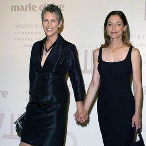 Elles avaient joué, en 1983, dans le film "Un fauteuil pour deux".

Jamie Lee Curtis et sa soeur Kelly Lee Curtis, le 2 juin 2003, lors d'une cérémonie de remise de prix, en Californie.

Photo par Fame Pictures / Bestimage