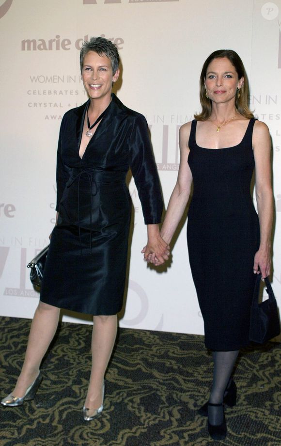 Elles avaient joué, en 1983, dans le film "Un fauteuil pour deux".

Jamie Lee Curtis et sa soeur Kelly Lee Curtis, le 2 juin 2003, lors d'une cérémonie de remise de prix, en Californie.

Photo par Fame Pictures / Bestimage