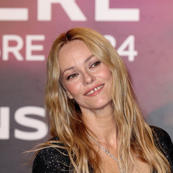 "Je n'entendais pas la musique. Mais j'entendais les insultes", avait-elle révélé au monde en 2019

Vanessa Paradis au photocall de la cérémonie d'ouverture de la 15ème édition du festival Lumière à la Halle Tony Garnier de Lyon le 12 octobre 2024.
© Dominique Jacovides / Bestimage