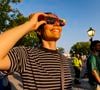 L'ophtalmologue Ygal Boujnah partage une astuce simple et rapide pour auto-évaluer sa vision.

La foule observe l'éclipse solaire à Madrid, en Espagne, le 12 août 2026. 

© Alberto Gardin/ZUMA Press Wire