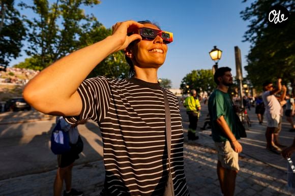 L'ophtalmologue Ygal Boujnah partage une astuce simple et rapide pour auto-évaluer sa vision.

La foule observe l'éclipse solaire à Madrid, en Espagne, le 12 août 2026. 

© Alberto Gardin/ZUMA Press Wire