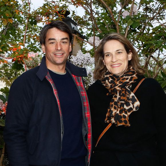 Julian Bugier et sa femme Claire Fournier - Remise du prix littéraire "Closerie des Lilas" à la Closerie des Lilas, à Paris le 25 avril 2024. Le prix littéraire de la Closerie des Lilas a été décerné à la romancière Arièle Butaux pour son livre "le cratère". © Christophe Clovis / Bestimage