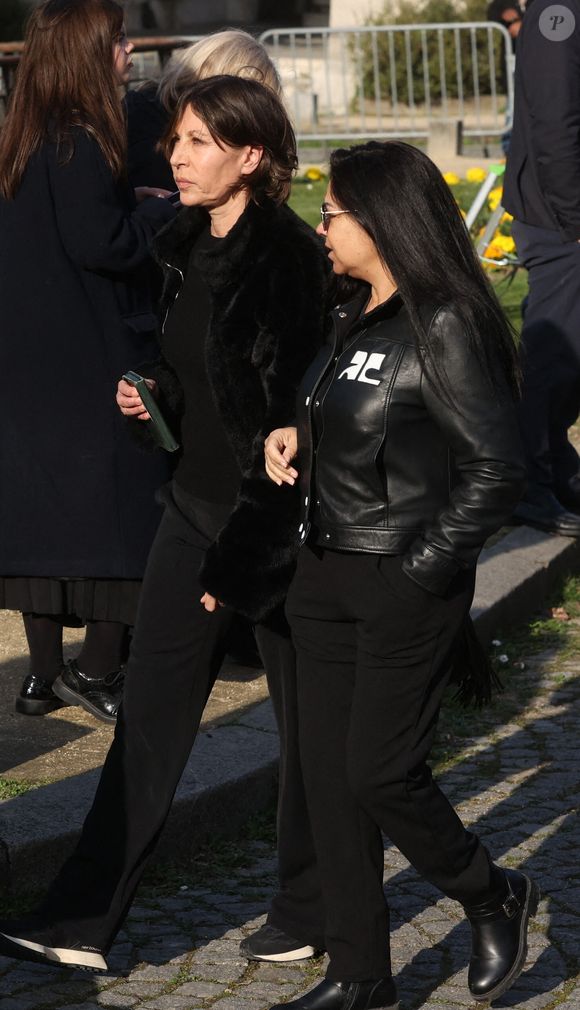 Mathilde Seigner quittant les funérailles de l'actrice belge Emilie Dequenne au crématorium du cimetière du Père Lachaise à Paris, France, le 26 mars 2025. Photo by Jerome Domine/ABACAPRESS.COM