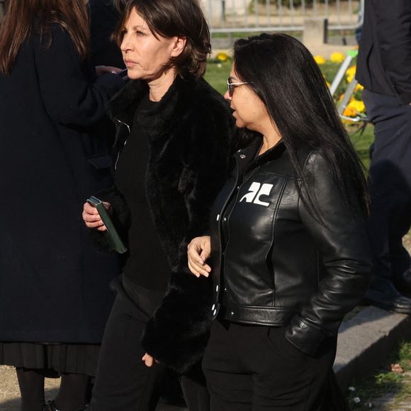 Mathilde Seigner quittant les funérailles de l'actrice belge Emilie Dequenne au crématorium du cimetière du Père Lachaise à Paris, France, le 26 mars 2025. Photo by Jerome Domine/ABACAPRESS.COM