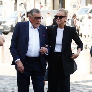 Laeticia Hallyday et Jean-Claude Camus - Arrivées aux obsèques de Philippe Labro en l'église de Saint-Germain-des-Prés à Paris le 13 juin 2025. © Dominique Jacovides - Christophe Clovis / Bestimage