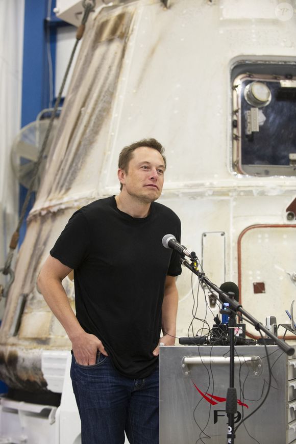 Alors à quoi cela ressemble de travailler pour Elon Musk ? 

Elon Musk donne une conférence de presse après le retour sur terre du vaisseau Spacecraft en provenance de la station spatial internationale le 13 juin 2012. © Bob Daemmrich/ZUMA Wire / Bestimage