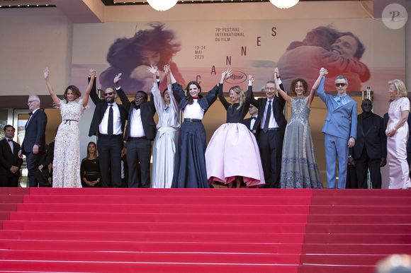 Tous les membres du jury pour un dernier tapis rouge

Thierry Frémaux, Halle Berry, Carlos Reygadas, Dieudo Hamadi, Payal Kapadia, Juliette Binoche, Alba Rohrwacher, Hong Sang-soo, Leïla Slimani, Jeremy Strong, Iris Knobloch - Montée des marches de la cérémonie de clôture du 78ème Festival International du Film de Cannes, au Palais des Festivals à Cannes. Le 24 mai 2025
© Olivier Borde/ Bestimage