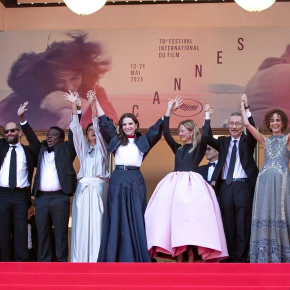 Tous les membres du jury pour un dernier tapis rouge

Thierry Frémaux, Halle Berry, Carlos Reygadas, Dieudo Hamadi, Payal Kapadia, Juliette Binoche, Alba Rohrwacher, Hong Sang-soo, Leïla Slimani, Jeremy Strong, Iris Knobloch - Montée des marches de la cérémonie de clôture du 78ème Festival International du Film de Cannes, au Palais des Festivals à Cannes. Le 24 mai 2025
© Olivier Borde/ Bestimage