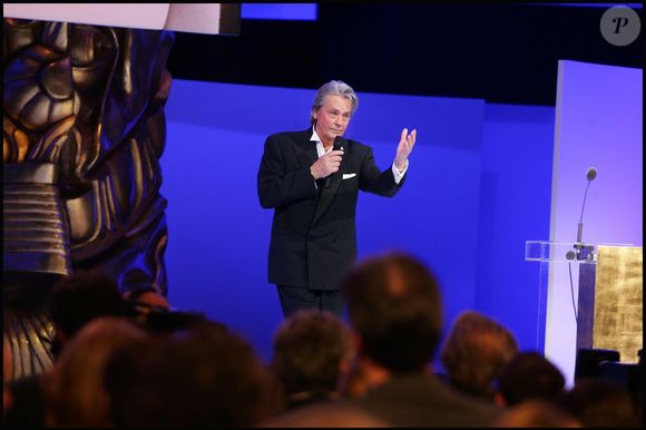 Mais rien pour Alain Delon, dont le talent a pourtant rayonné au-delà des frontières françaises : l'icône du septième art a joué dans plusieurs films américains et bon nombre de ses films produits dans l'Hexagone ont été vus en Amérique !

Alain Delon, lors de la 33ème cérémonie des César, en 2008, au Théâtre du Chatelet. Guillaume Gaffiot/Bestimage