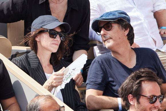 Charlotte Gainsbourg et son compagnon Yvan Attal en tribunes lors des Internationaux de France de tennis de Roland Garros 2023, à Paris, France, le 9 juin 2023. © Jacovides-Moreau/Bestimage