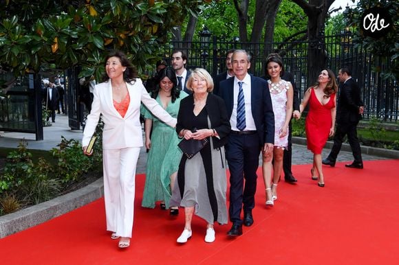 "Un bien exceptionnel n'est jamais universel", écrit-il.

La famille Kretz : "L'Agence" sur TMC  : Sandrine Kretz, Majo (la grand-mère) et Olivier Kretz - Soirée de gala des 50 ans de la Fondation Claude Pompidou à l'Hôtel Marcel Dassault à Paris le 12 avril 2022. Rachid Bellak / LMS / Bestimage