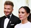 Le temps ne semble pas avoir la moindre emprise sur notre Posh Spice internationale.
Les Beckham sont accueillis par le roi Charles III à Highgrove Gardens, Tetbury, Gloucestershire.