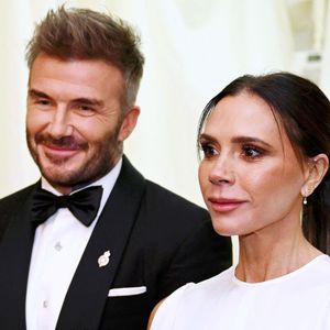 Le temps ne semble pas avoir la moindre emprise sur notre Posh Spice internationale.


Les Beckham sont accueillis par le roi Charles III à Highgrove Gardens, Tetbury, Gloucestershire.