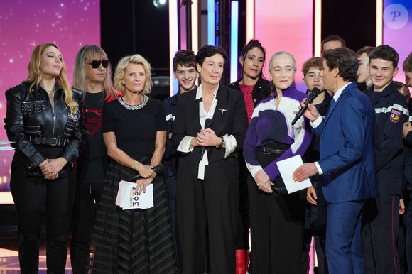 Sophie Davant, Laurence Tiennot-Herment, Delphine Ernotte, Santa (marraine de l'édition 2025) lors de la deuxième soirée de la 39ème édition du Téléthon sur France 2 aux Studios du Lendit à Saint-Denis, France, le 6 décembre 2025. Les trente heures du Téléthon 2025 s'achèvent sur un compteur de 83,5 millions d'euros. © Anne-Sophie Guebey/Bestimage