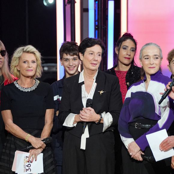 Sophie Davant, Laurence Tiennot-Herment, Delphine Ernotte, Santa (marraine de l'édition 2025) lors de la deuxième soirée de la 39ème édition du Téléthon sur France 2 aux Studios du Lendit à Saint-Denis, France, le 6 décembre 2025. Les trente heures du Téléthon 2025 s'achèvent sur un compteur de 83,5 millions d'euros. © Anne-Sophie Guebey/Bestimage