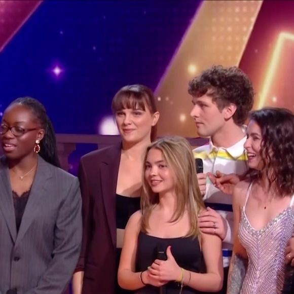Lors du premier prime, elle a été surprise par d'ex-candidats de la Star Academy

Lucie Bernardoni et d'ex-figures de la Star Academy sur le plateau de Danse avec les stars le 30 janvier 2026. Capture d'écran/TF1