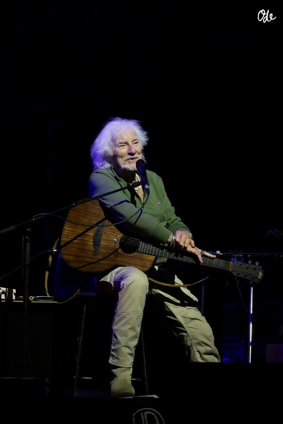 Il explique avec lucidité n'avoir jamais cherché à suivre les tendances du moment.

Exclusif - Concert de Hugues Aufray au Le Dôme de Paris - Palais des Sports le 9 novembre 2025. 

© Jack Tribeca / Bestimage