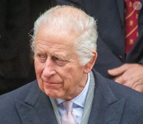 Le roi Charles III d'Angleterre, quitte l'église catholique de l'Immaculée Conception à Londres le 17 décembre 2024.