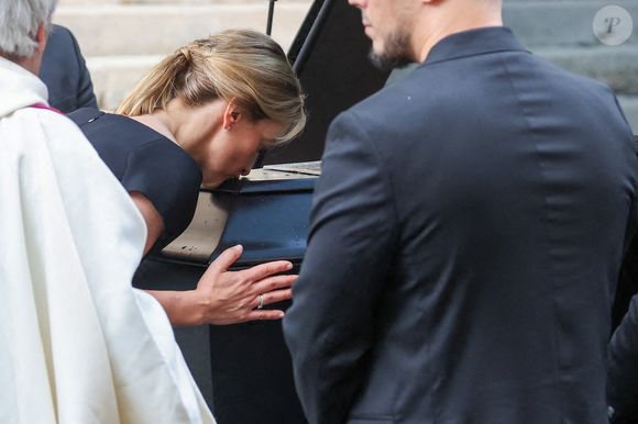 Audrey a impressionné par sa dignité et son professionnalisme malgré l’épreuve.

Audrey Crespo-Mara à la sortie des obsèques de Thierry Ardisson en l’église Saint-Roch de Paris, France, le 17 juillet 2025. © Clovis-Jacovides/Bestimage