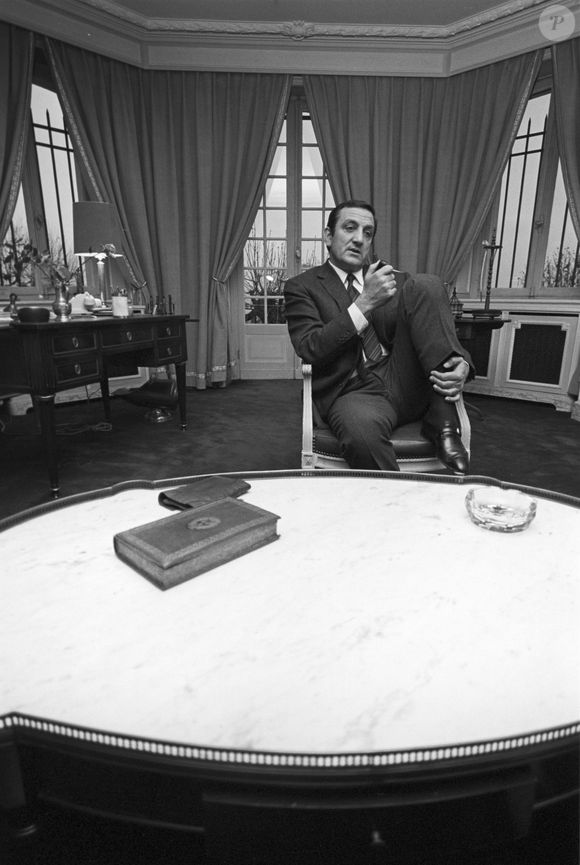 Archives - En France, Lino Ventura chez lui, dans sa maison de Saint-Cloud le 3 avril 1967. © Michel Ristroph via Bestimage