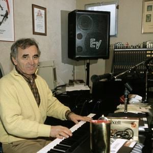 Archives -  En Suisse, Charles Aznavour chez lui, dans sa maison de Cologny le 27 mars 1987.
Alain Canu via Bestimage