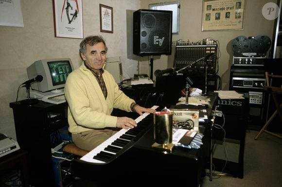 Archives -  En Suisse, Charles Aznavour chez lui, dans sa maison de Cologny le 27 mars 1987.
Alain Canu via Bestimage