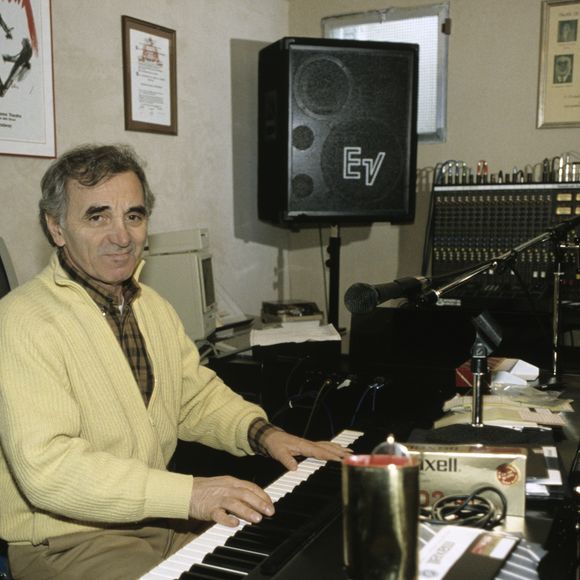 Archives -  En Suisse, Charles Aznavour chez lui, dans sa maison de Cologny le 27 mars 1987.
Alain Canu via Bestimage
