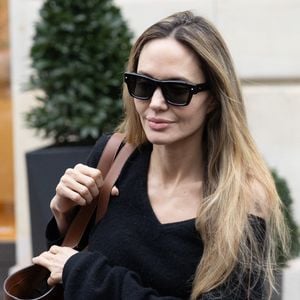 Angelina Jolie quitte son hôtel avec sa fille Zahara pour se rendre sur le tournage du film "Stitches" à Paris le 11 décembre 2024. © Cyril Moreau/Bestimage