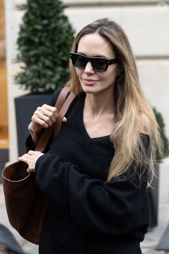 Angelina Jolie quitte son hôtel avec sa fille Zahara pour se rendre sur le tournage du film "Stitches" à Paris le 11 décembre 2024. © Cyril Moreau/Bestimage