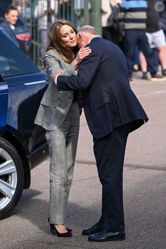 La Princesse de Galles, Kate Middleton, en visite à Marina Mill à Cuxton dans le Kent, une entreprise familiale britannique spécialisée dans la conception à la main et la sérigraphie de tissus d'ameublement, septembre 2025 @Backgrid UK/ Bestimage